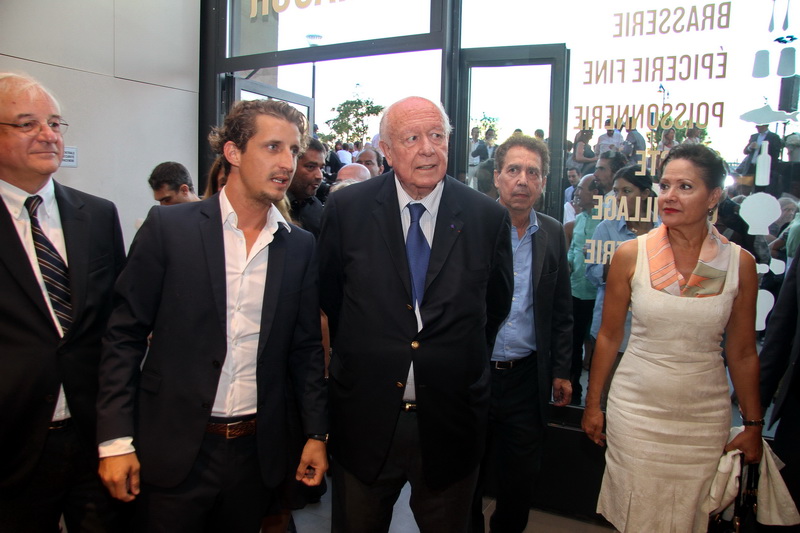 Antoine Siffrein-Blanc, fondateur des Halles, le maire de marseille Jean-Claude Gaudin et Lisette Narducci maire du secteur (Photo Robert Poulain)