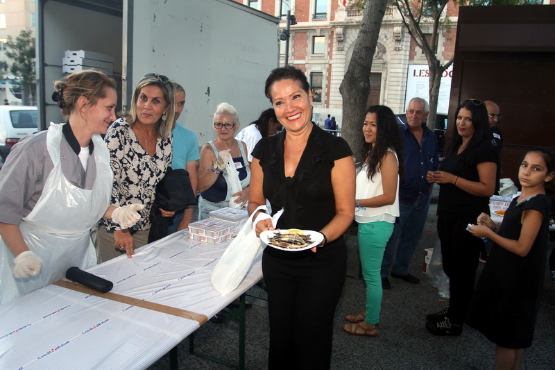 La maire des 2/3 lisette Narducci ne résiste pas aux sardines (Photo Robert Poulain)