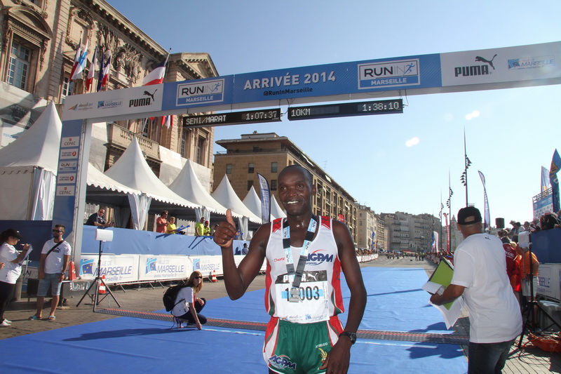 Le vainqueur du semi-marathon masculin Nathan Chebet (Kenya) (Photo Robert Poulain)