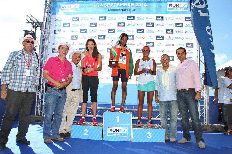 Podium semi-marathon féminin: Abdoulaye Balkissa (Nigeria) - Zawierta Morgane (France) - Korichi Fatima (France) (Photo Robert Poulain))