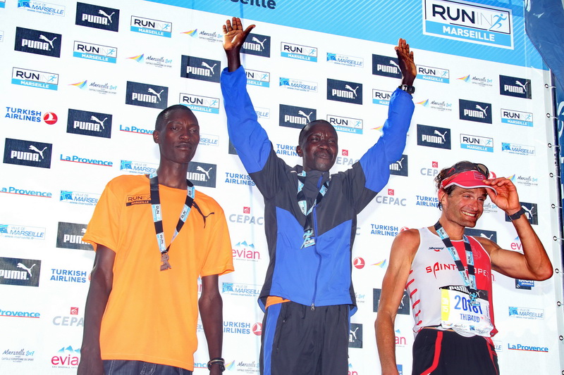 Podium marathon masculin Yator Bellor (Qatar) -Bett Stanley (Kenya) - Gueyffrier Thibaud (France) (Photo Robert Poulain)