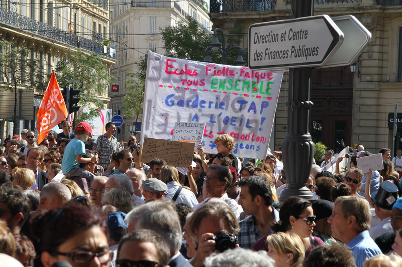 Les parents d'élèves ont défilé rue de la République pour la mise en place des rythmes scolaires (Photo Robert Poulain)