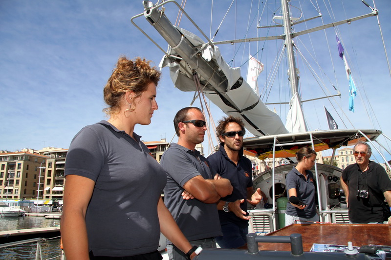 Une partie de l'équipe du Tara, Marie Barbieux la scientifique, Martin Hertau, le capitaine et Romain Troublé, le secrétaire général de Tara Expéditions (Photo Robert Poulain)