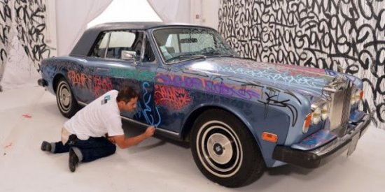 JonOne à l'oeuvre sur la Rolls d'Eric Cantona (Photo D.R.)