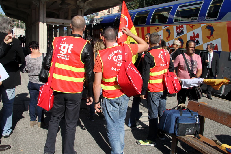 Une délégation de La CGT Cheminots est intervenue à la gare de la Blancarde au départ du voyage d'essai du Regio N2 (Photo Robert Poulain) Une délégation de La CGT Cheminots est intervenue à la gare de la Blancarde au départ du voyage d'essai du Regio N2 (Photo Robert Poulain)