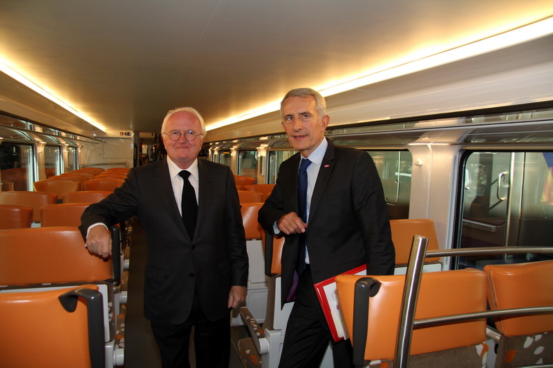 Michel Vauzelle et le président de la SNCF Guillaume Pepy à l'intérieur de la rame (Photo Robert Poulain) Michel Vauzelle et le président de la SNCF Guillaume Pepy à l'intérieur de la rame (Photo Robert Poulain)