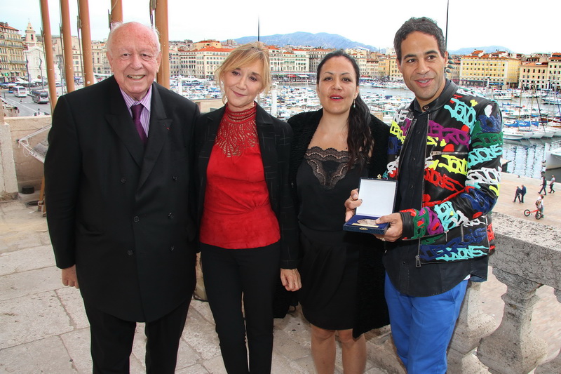 L'artiste américain JonOne a reçu des mains du sénateur maire de Marseille la médaille de la Ville en présence de son épouse et de l'actrice Marie-Anne Chazel (Photo Robert Poulain)