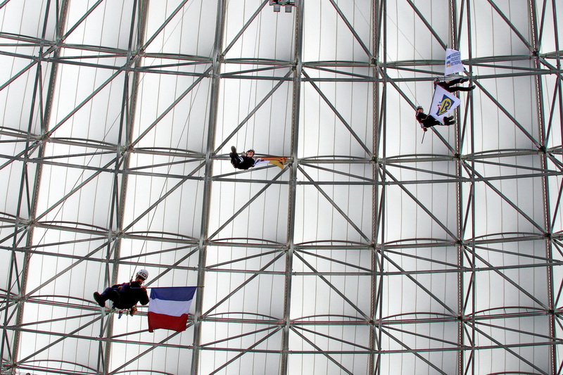 Les marins-pompiers de Marseille sont descendus en rappel du toit du Vélodrome avec les drapeaux des collectivités territoriales, le drapeau national ainsi qu'une plaque commémorant l'inauguration (Photo Robert Poulain) Les marins-pompiers de Marseille sont descendus en rappel du toit du Vélodrome avec les drapeaux des collectivités territoriales, le drapeau national ainsi qu'une plaque commémorant l'inauguration (Photo Robert Poulain)