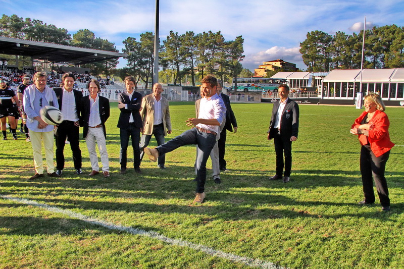 Le coup d'envoi du match donné par Arnaud Clément (Photo Robert Poulain)