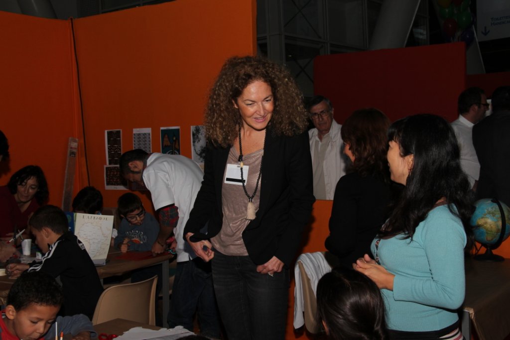 La conseillère générale Véronique Bourcet-Giner, déléguée à la santé publique, la protection de l'enfance et la famille et la Protection maternelle et infantile a déambulé de stand en stand  (Photo Philippe Maillé)