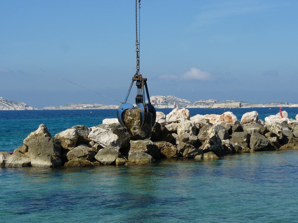 La récupération et la mise en place de blocs déstabilisés (Photo P.M.-C.)