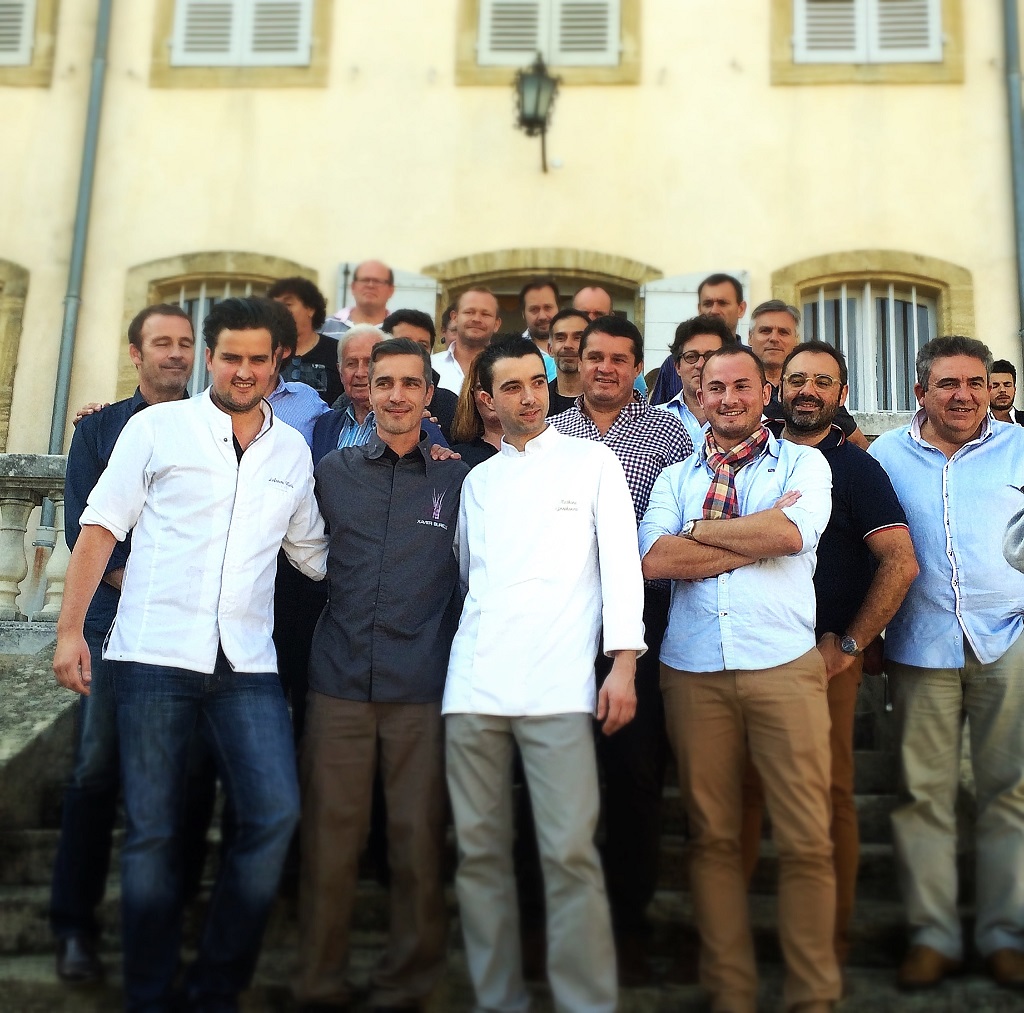 Les trois chefs entourés par les organisateurs et les membres du jury (Photo D.R.) Les trois chefs entourés par les organisateurs et les membres du jury (Photo D.R.)