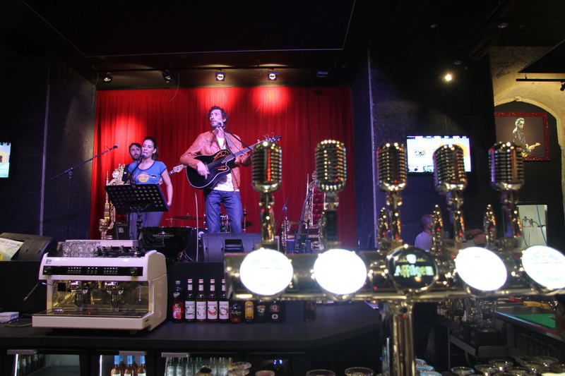 La scène du Hard rock café (Photo Robert Poulain) La scène du Hard rock café (Photo Robert Poulain)