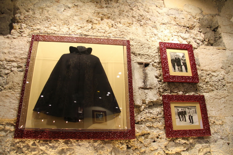 La célèbre cape noire de Keith Richards (Photo Robert Poulain) La célèbre cape noire de Keith Richards (Photo Robert Poulain)