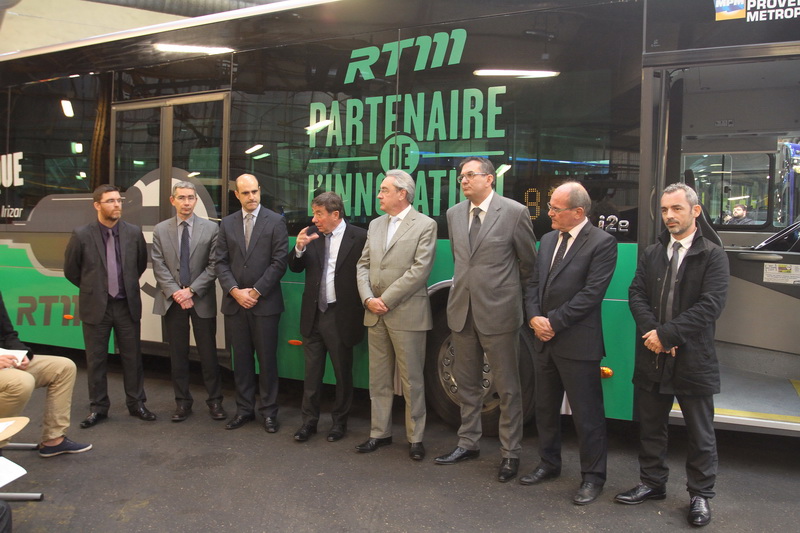 Les représentants de la RTM, MPM et du concepteur du bus électrique Irizar (Photo Robert Poulain)