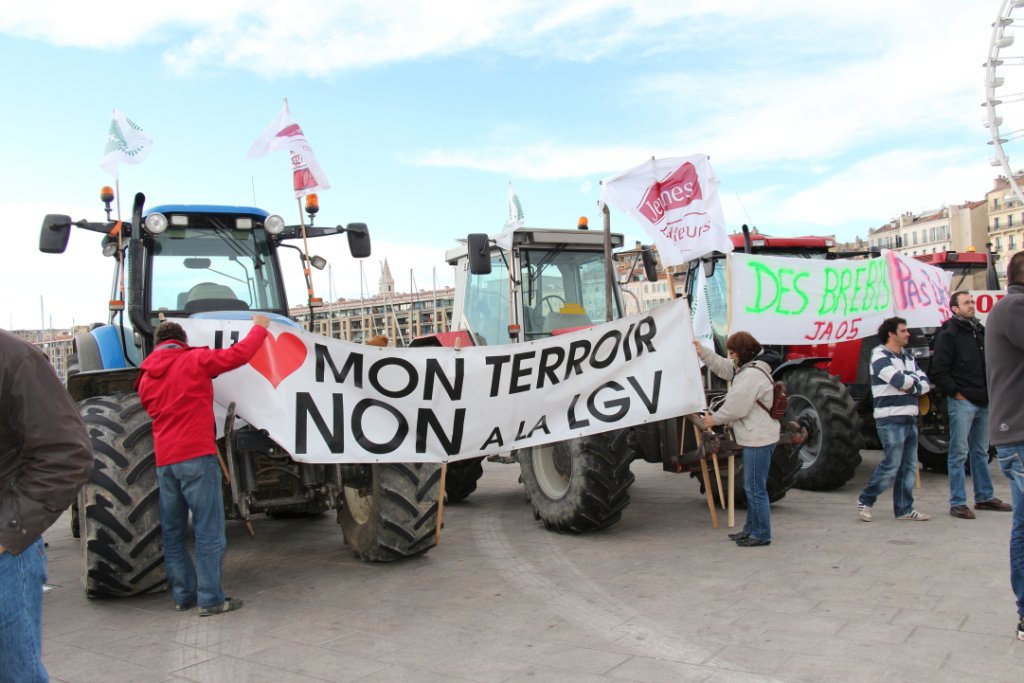 Les tracteurs ont investi le quai de la Fraternité du Vieux-Port de Marseille (Photo Philippe Maillé)