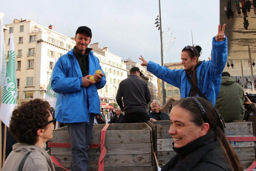 Distribution de pommes (Photo Philippe Maillé)