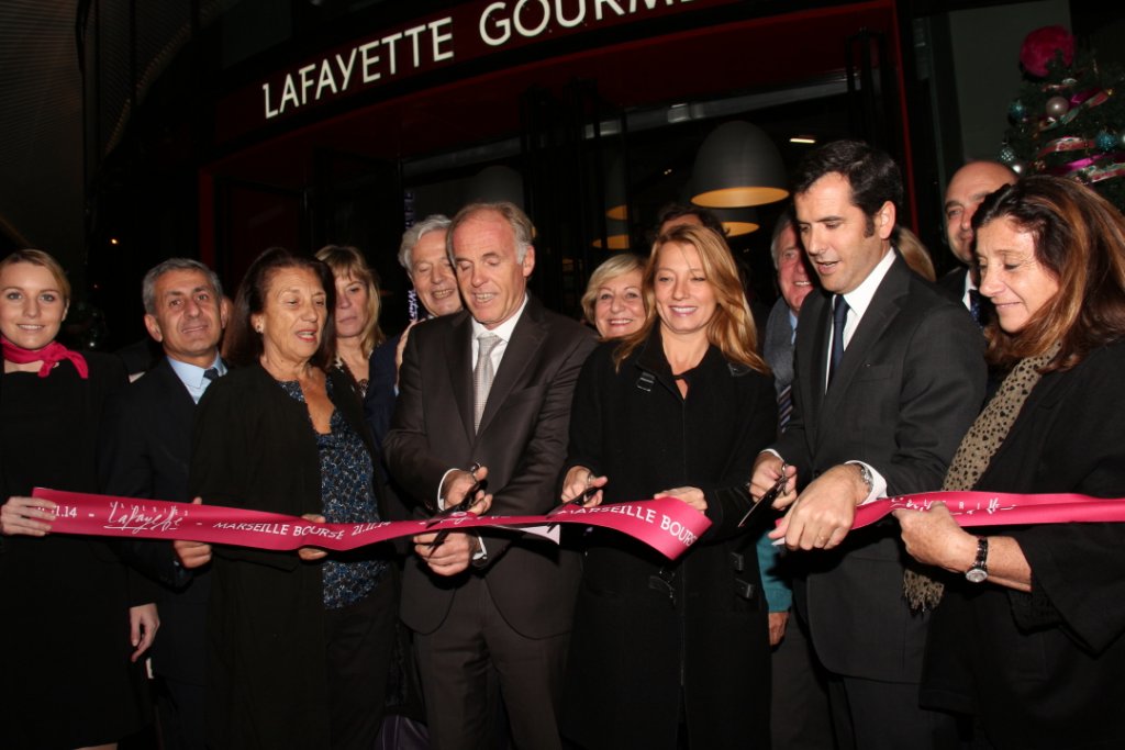 Le ruban inaugural coupé par les élus et représentants du groupe Galeries Lafayette  (Photo Philippe Maillé)