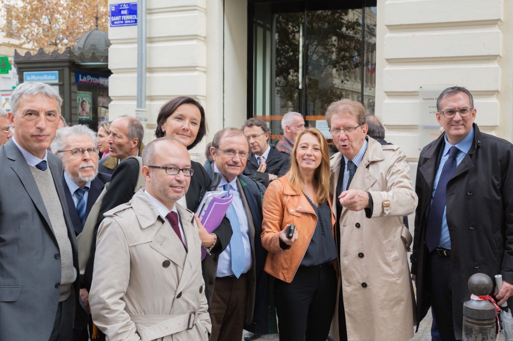 Guy Teissier, lors de la visite du chantier de la rue Saint-Ferréol entouré d'élus et de représentants des commerçants et d'habitants (Photo David Girard)
