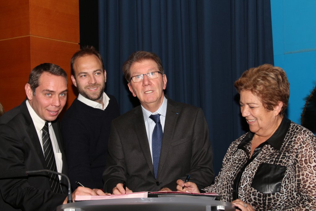 Signature de la charte entre Guy Teissier, Monique Cordier, Jean-Pierre Preyre, président de l'Unis, et Axel Arnoux secrétaire général de Fnaim (Photo Philippe Maillé)