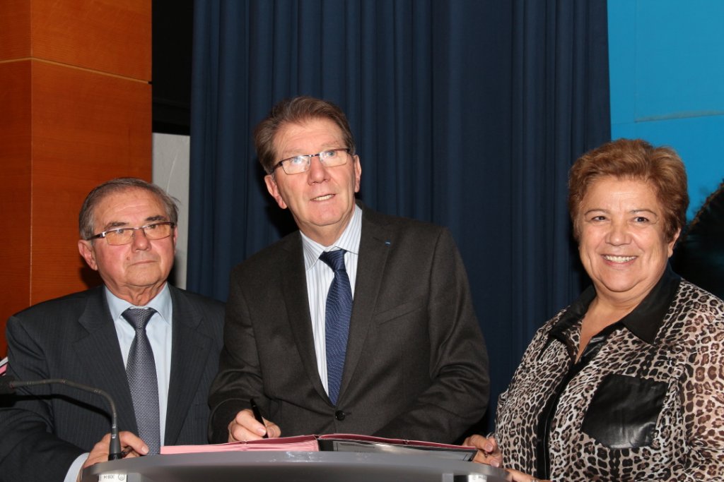 Signature de la Charte par Jean-Louis Barberis, vice-président de la Confédération des CIQ (Photo Philippe Maillé)