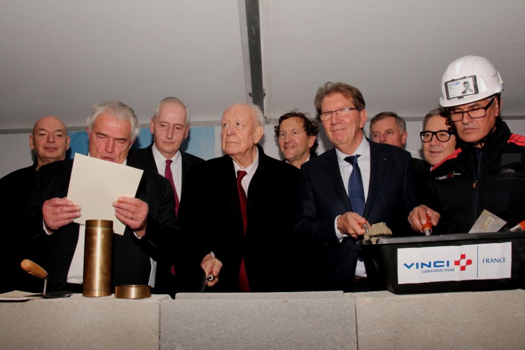 Truelle à la main, chacun est fin prêt à poser la première pierre (Photo Philippe Maillé)