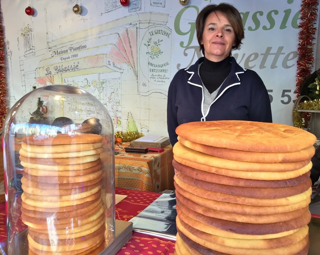 Dans le chalet de Noël du Cours Mirabeau, c’est Sylvie Piantino qui fait découvrir le Gibassié aux visiteurs (Photo M.E.)