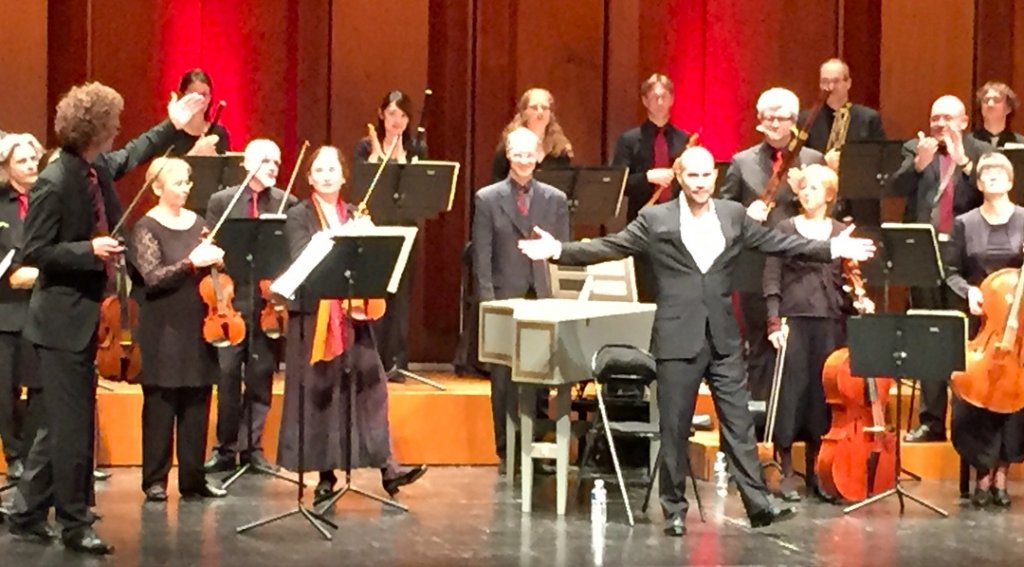 Au moment des saluts, Bejun Mehta, les membres de l’Akamu et le premier violon Bernhard Forck (à g.)  ont recueilli les applaudissements nourris du public du GTP (Photo M.E.)