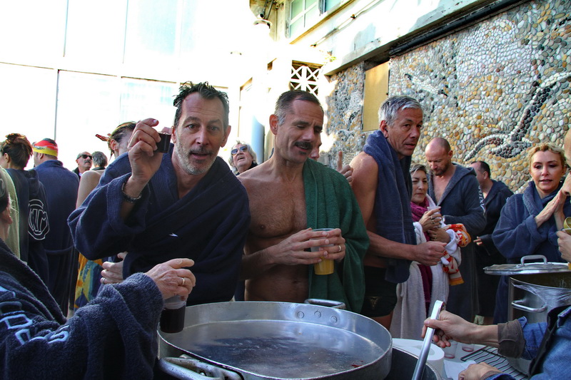 La récompense des courageux vin chaud et soupe chaude (Photo Robert Poulain)