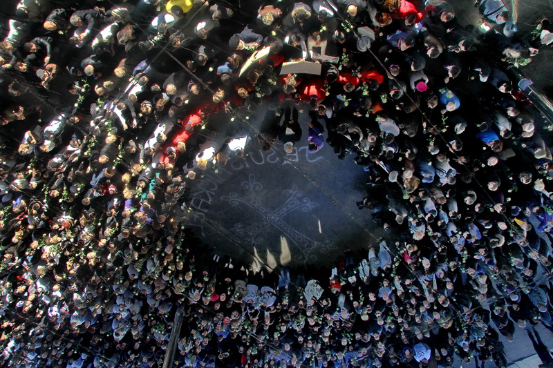Sous l'ombrière du Vieux-Port le recueillement...(Photo Robert Poulain)