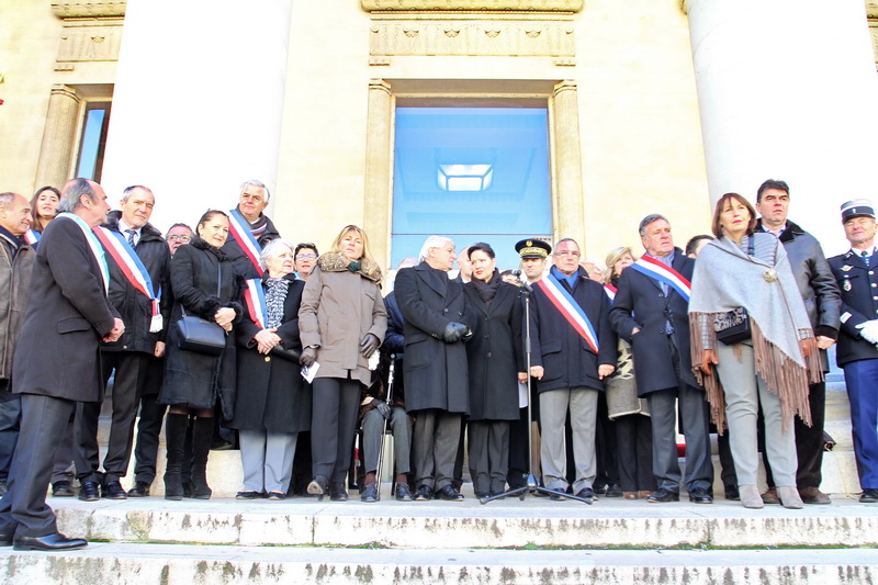 Elus et représentants associatifs réunis devant l'Opéra de Marseille (Photo Robert Poulain) Elus et représentants associatifs réunis devant l'Opéra de Marseille (Photo Robert Poulain)