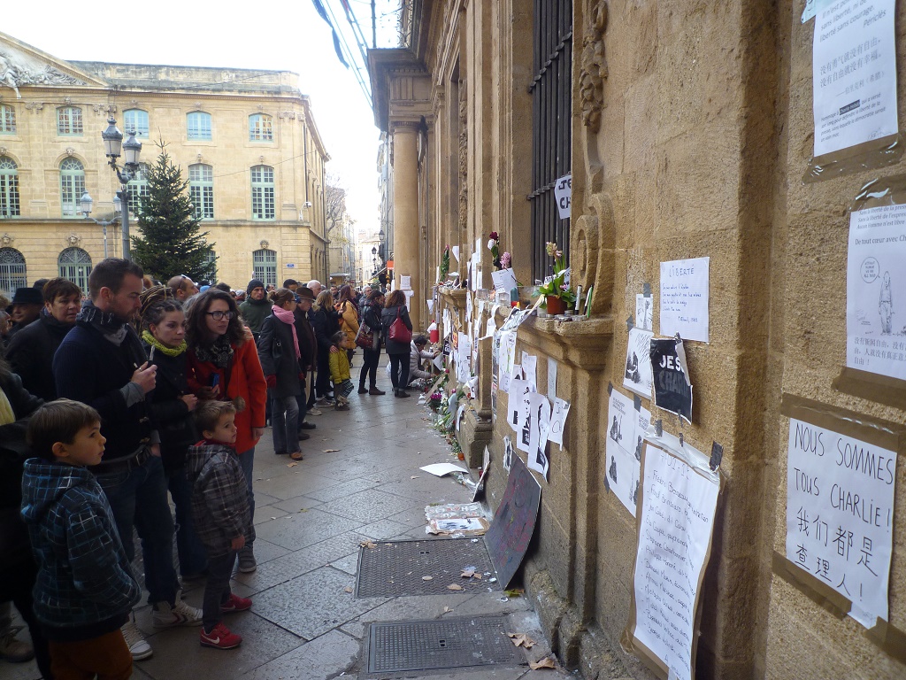 Aux grilles des fenêtres de la Mairie, des messages, des dessins, des fleurs, des bougies: autant de témoignages populaires, autant d'explications à donner aux enfants afin qu'ils comprennent ce qui se passe. (Photo M.E.)