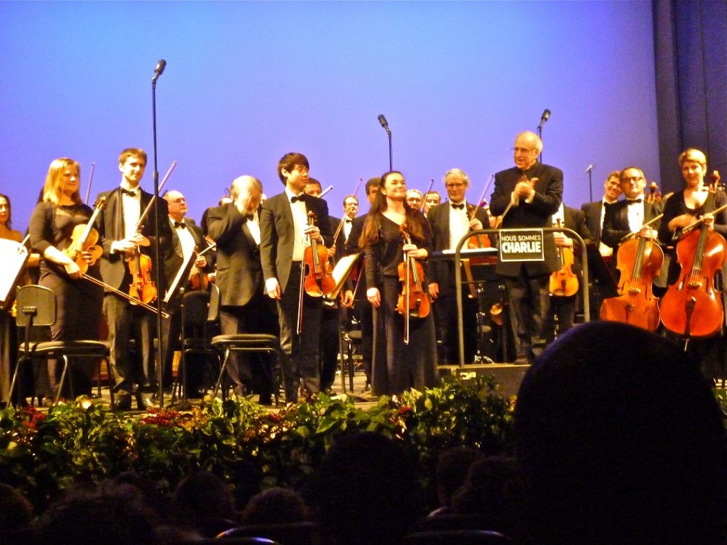 A l’issue de l’interprétation du concerto de Tomasi, Magali Demesse obtient un succès bien mérité auquel il convient de joindre Lawrence Foster et tous les musiciens de l’Orchestre (Photo M.E.)
