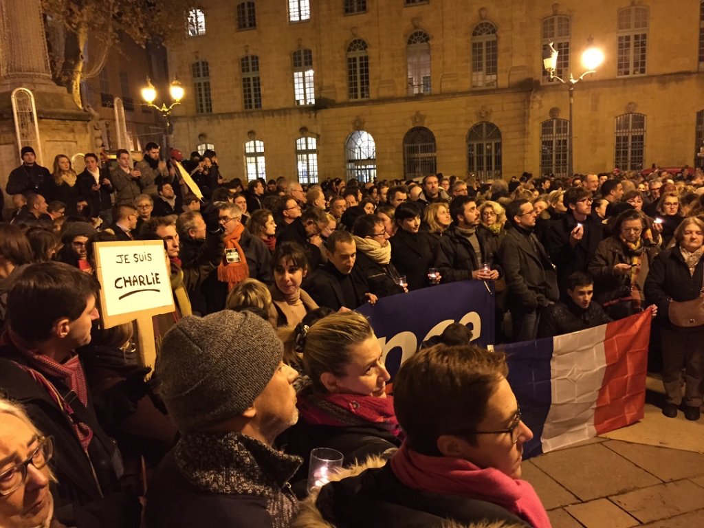 Autour des journalistes de médias locaux, la foule s'est rapidement rassemblée à partir de 18 heures. (Photo M.E.) Autour des journalistes de médias locaux, la foule s'est rapidement rassemblée à partir de 18 heures. (Photo M.E.)