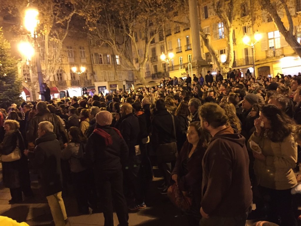 Plus d'un millier de personnes réunies dans le silence et le recueillement. (Photo M.E.) Plus d'un millier de personnes réunies dans le silence et le recueillement. (Photo M.E.)