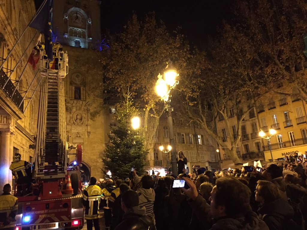 Ces sont les sapeurs-pompiers qui ont été réquisitionnés pour venir mettre en berne le drapeau tricolore au balcon de l'Hôtel de Ville. (Photo M.E.) Ces sont les sapeurs-pompiers qui ont été réquisitionnés pour venir mettre en berne le drapeau tricolore au balcon de l'Hôtel de Ville. (Photo M.E.)