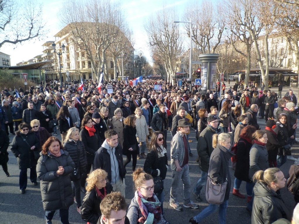Depuis la fontaine de la Rotonde, prise d'assaut par les photographes, la rue de République affiche complet. Et ce n'est pas terminé... (Photo M.E.)