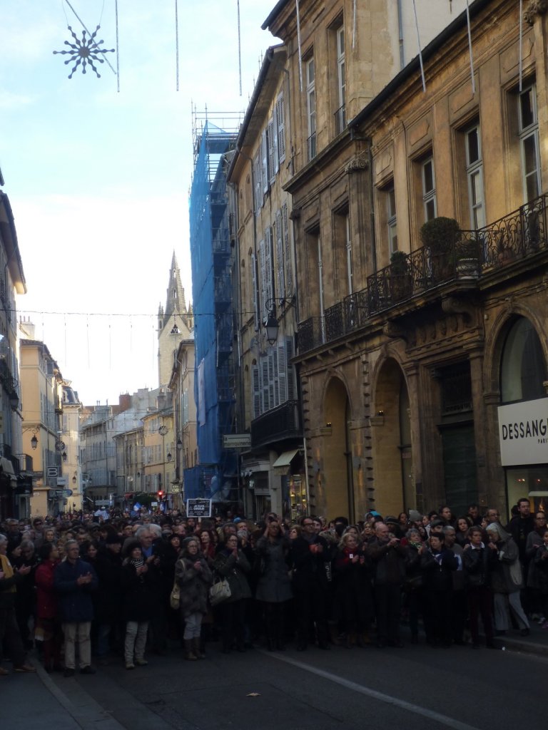 La marche arrive rue Thiers, sous une étoile espérée bonne... (Photo M.E.)