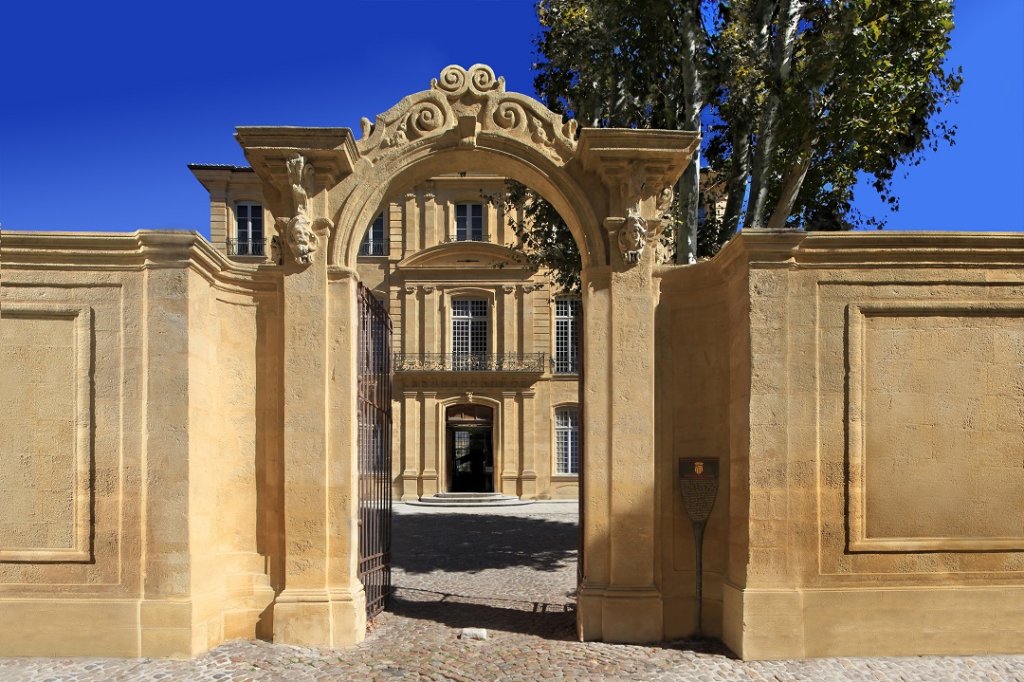 La facade restaurée de l’hôtel derrière le portail, lui aussi rénové (© C. Michel)