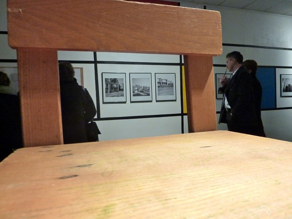 Photos, plans, lettres, mais aussi exemples de mobilier composent cette exposition dédiée à Georges Candilis. (Photo M.E.)