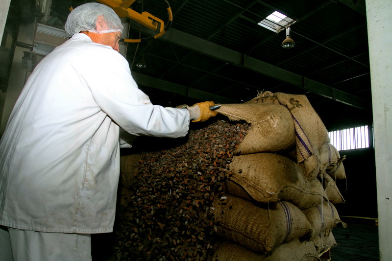 Tout commence ici avec l'arrivée des fèves de cacao (Photo Robert Poulain) Tout commence ici avec l'arrivée des fèves de cacao (Photo Robert Poulain)