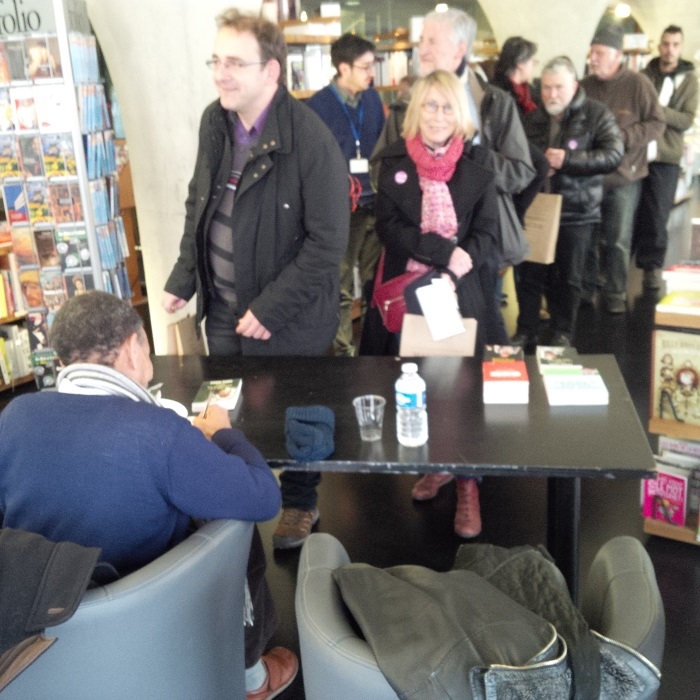 Un large public s'est précipité à la rencontre du philosophe Pierre Rabhi (Photo franck Maillé)