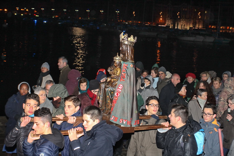 Démarrage de la procession quai de la Fraternité (Photo Robert Poulain)