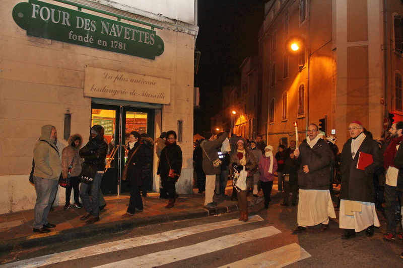 L'arrivée de la procession sur la place Saint-Victor (Photo Robert Poulain)