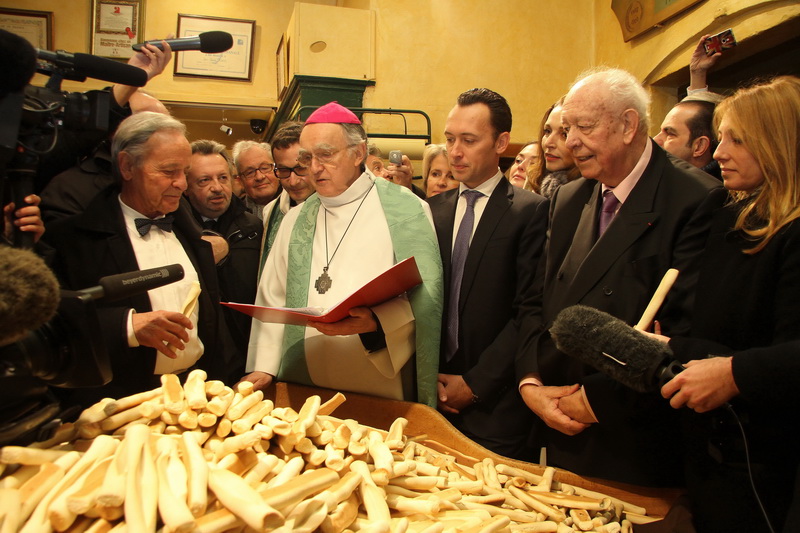 Bénédiction des navettes par Mgr Pontier entouré du père Ottonello, de Jean-Noël Guérini, président du Conseil général, Bernard Morel, vice-président de la région Paca, le maire de Marseille, Jean-Claude Gaudin et la maire du secteur Sabine Bernasconi (Photo Robert Poulain)