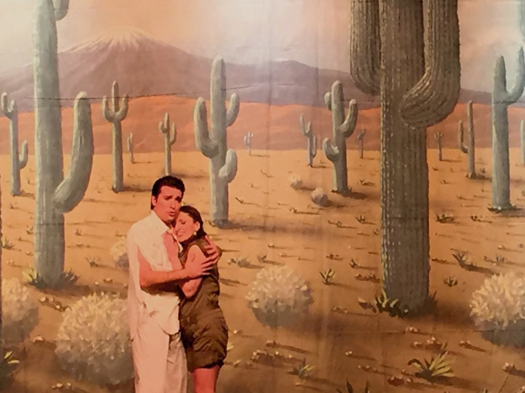 Marc Larcher, dans le rôle titre, et Caroline Géa, qui incarne Cricri, se disent leur amour en plein désert. (Photo M.E.) Marc Larcher, dans le rôle titre, et Caroline Géa, qui incarne Cricri, se disent leur amour en plein désert. (Photo M.E.)