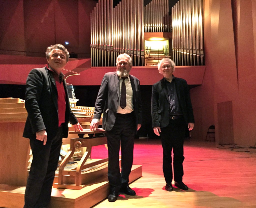 Jean-Philippe Dambreville, directeur du Conservatoire Darius Milahud, Daniel Kern, facteur d’orgues et Bernard Foccroulle réunis devant la console de scène de l’instrument. Au fond, la galerie et la façade composée des tuyaux visibles. (Photo M.E.).