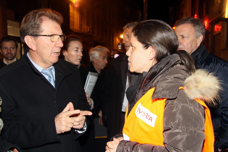 Le président de MPM, Guy Teissier et l'ingénieure en charge des essais (Photo Robert Poulain)