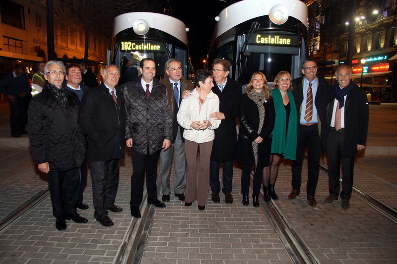Les élus de MPM, le 1er adjoint au maire de Marseille, Dominique Tian, les maires de secteurs concernés Sabine Bernasconi (1/7) et Yves Moraine (6/8) ont entouré le président de MPM pour cette nouvelle phase du tramway de la rue de Rome (Photo Robert Poulain)