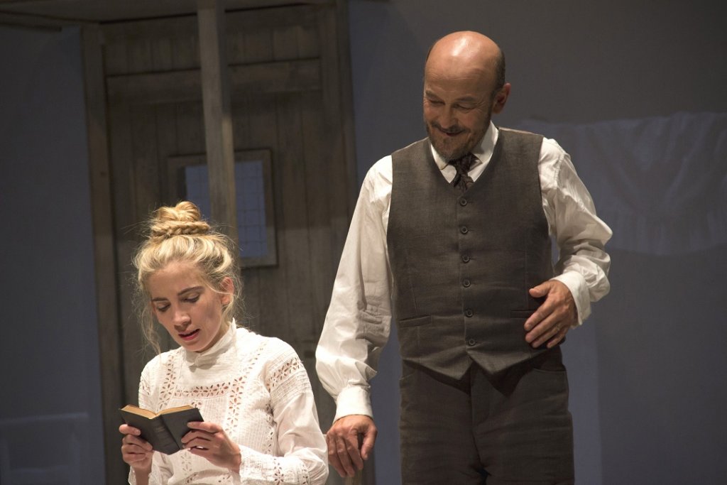 Valentine Galey & Patrick Paroux dans "L'École des femmes" (photo Antonia Bozzi)